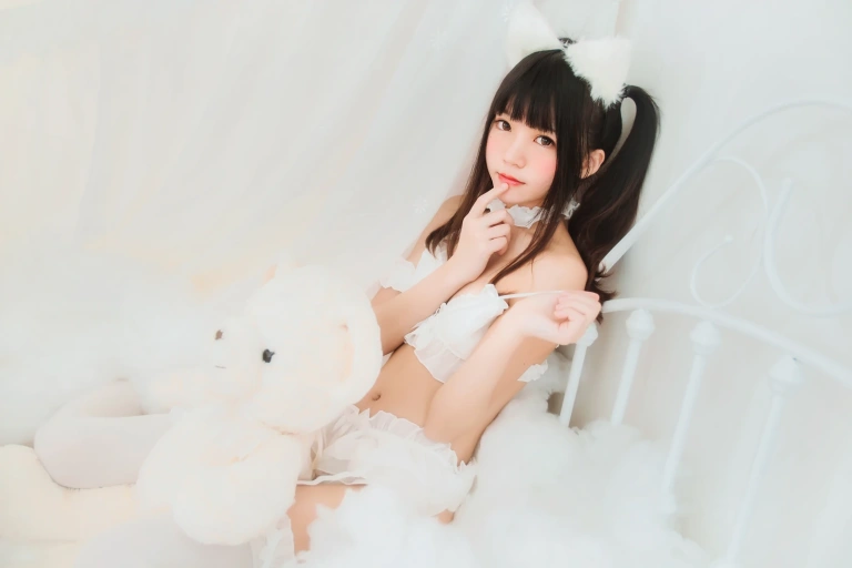 桜桃喵《白猫》主题写真：32张全套美图