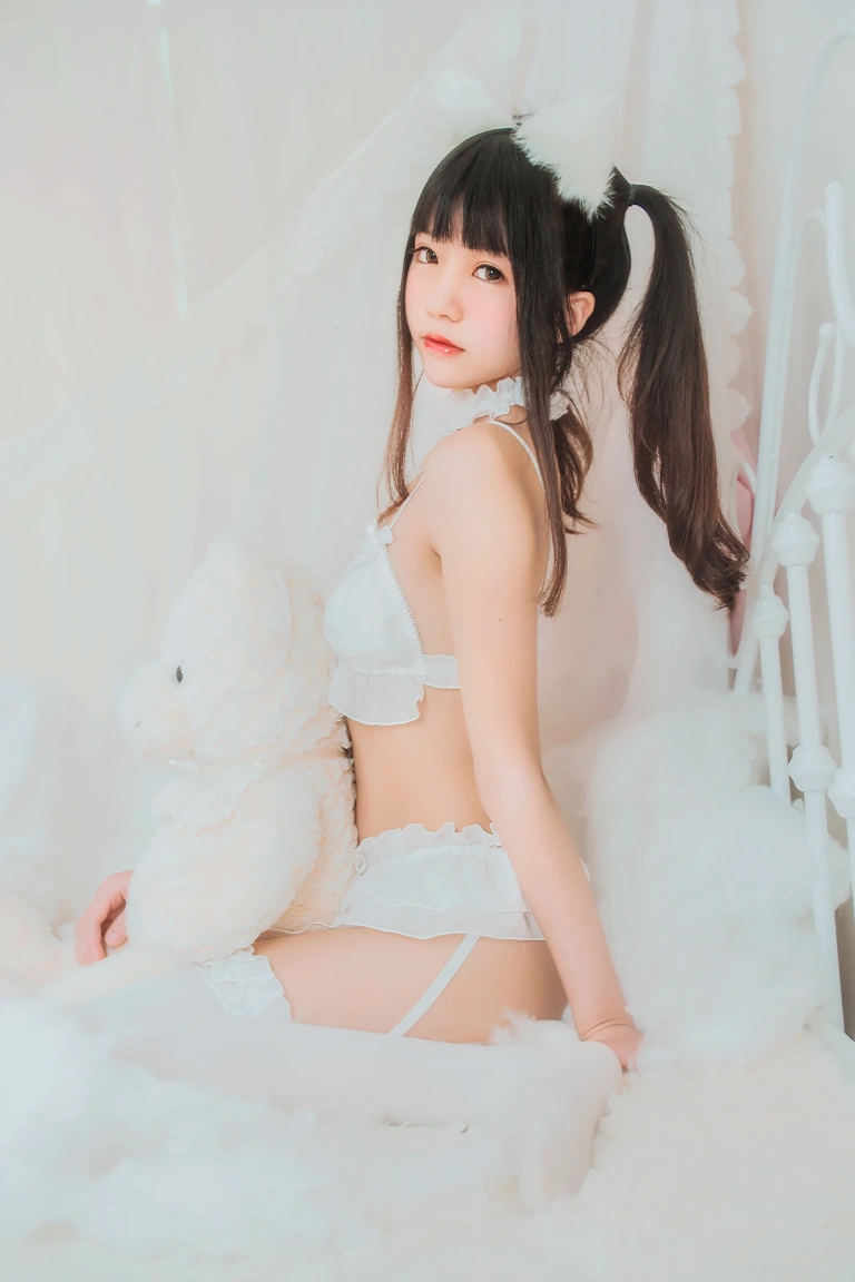 桜桃喵《白猫》主题写真：32张全套美图