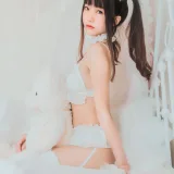 桜桃喵《白猫》主题写真：32张全套美图