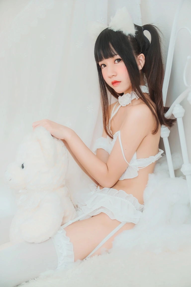 桜桃喵《白猫》主题写真：32张全套美图