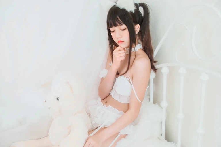 桜桃喵《白猫》主题写真：32张全套美图
