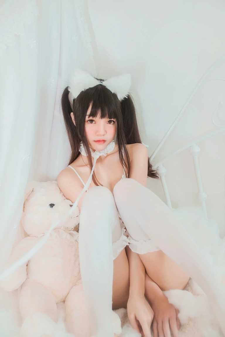 桜桃喵《白猫》主题写真：32张全套美图
