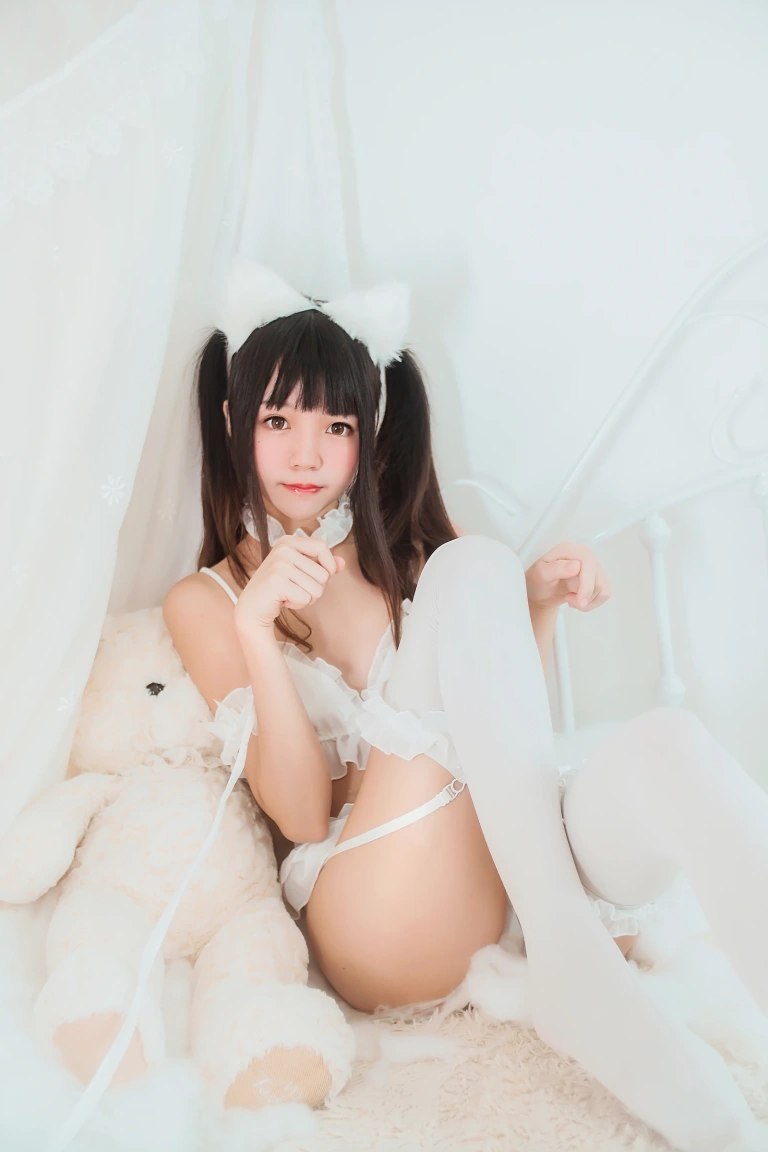 桜桃喵《白猫》主题写真：32张全套美图