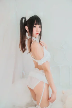 桜桃喵《白猫》主题写真：32张全套美图