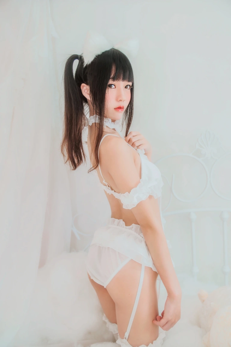 桜桃喵《白猫》主题写真：32张全套美图