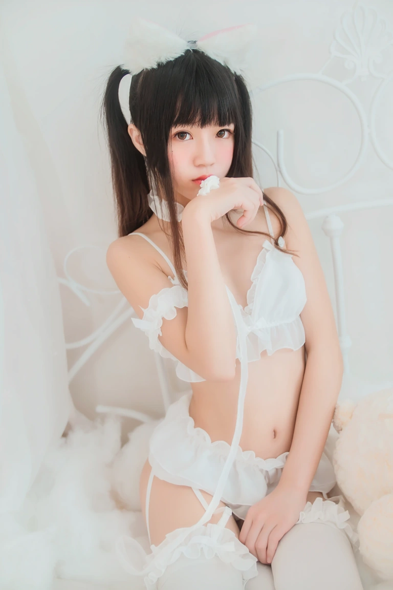 桜桃喵《白猫》主题写真：32张全套美图