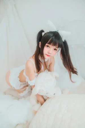桜桃喵《白猫》主题写真：32张全套美图