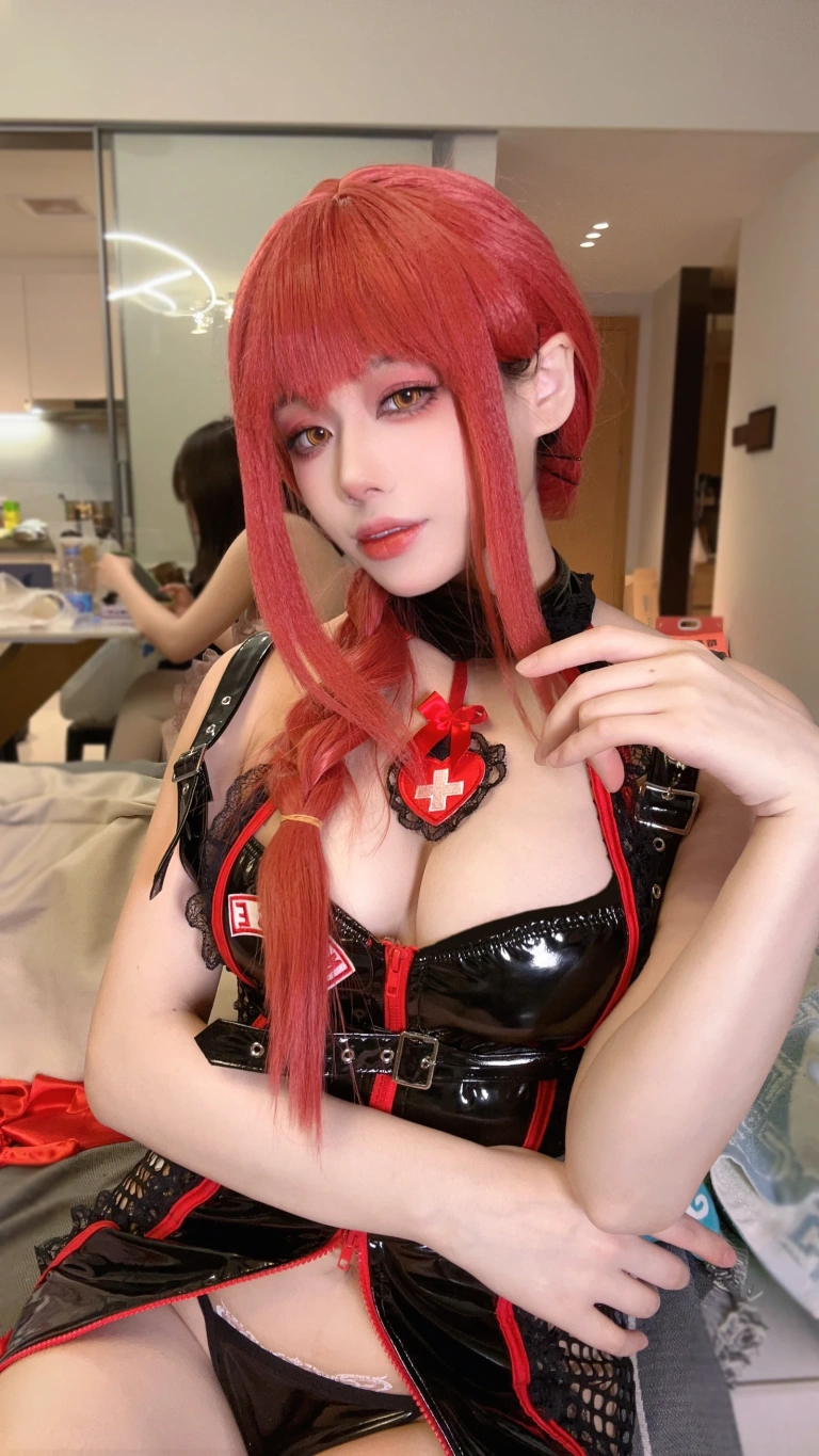 九言《玛奇玛护士》主题写真：35张全套美图，含8个视频