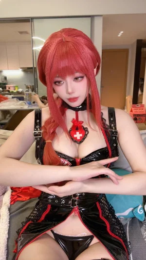 九言《玛奇玛护士》主题写真：35张全套美图，含8个视频