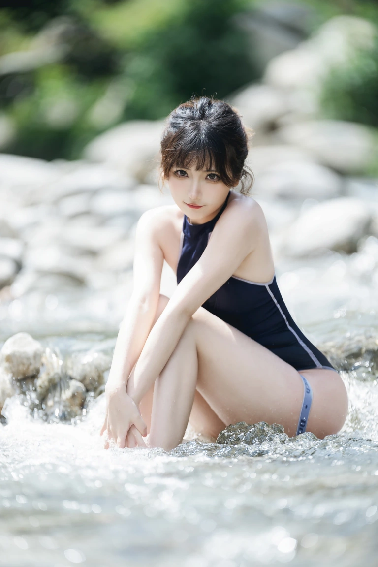 是三不是世《小溪竞泳》主题写真：47张全套美图