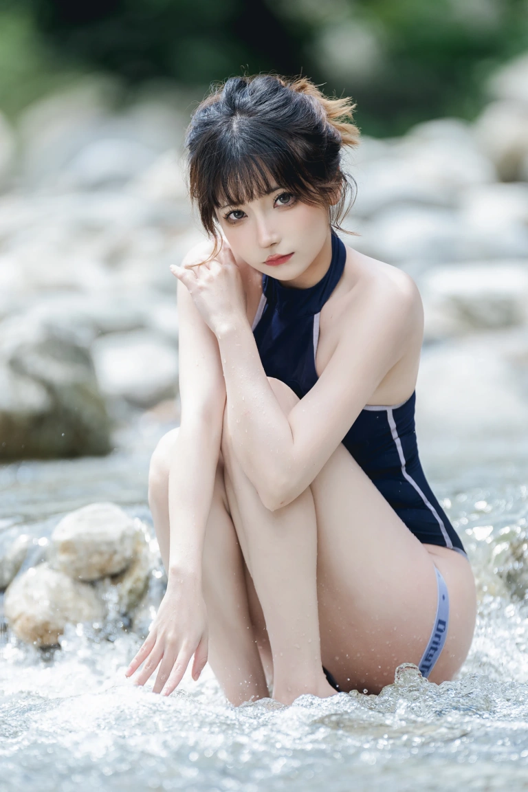 是三不是世《小溪竞泳》主题写真：47张全套美图