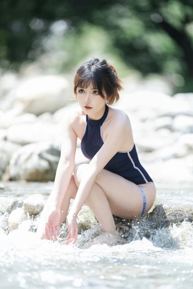 是三不是世《小溪竞泳》主题写真：47张全套美图