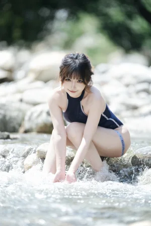 是三不是世《小溪竞泳》主题写真：47张全套美图