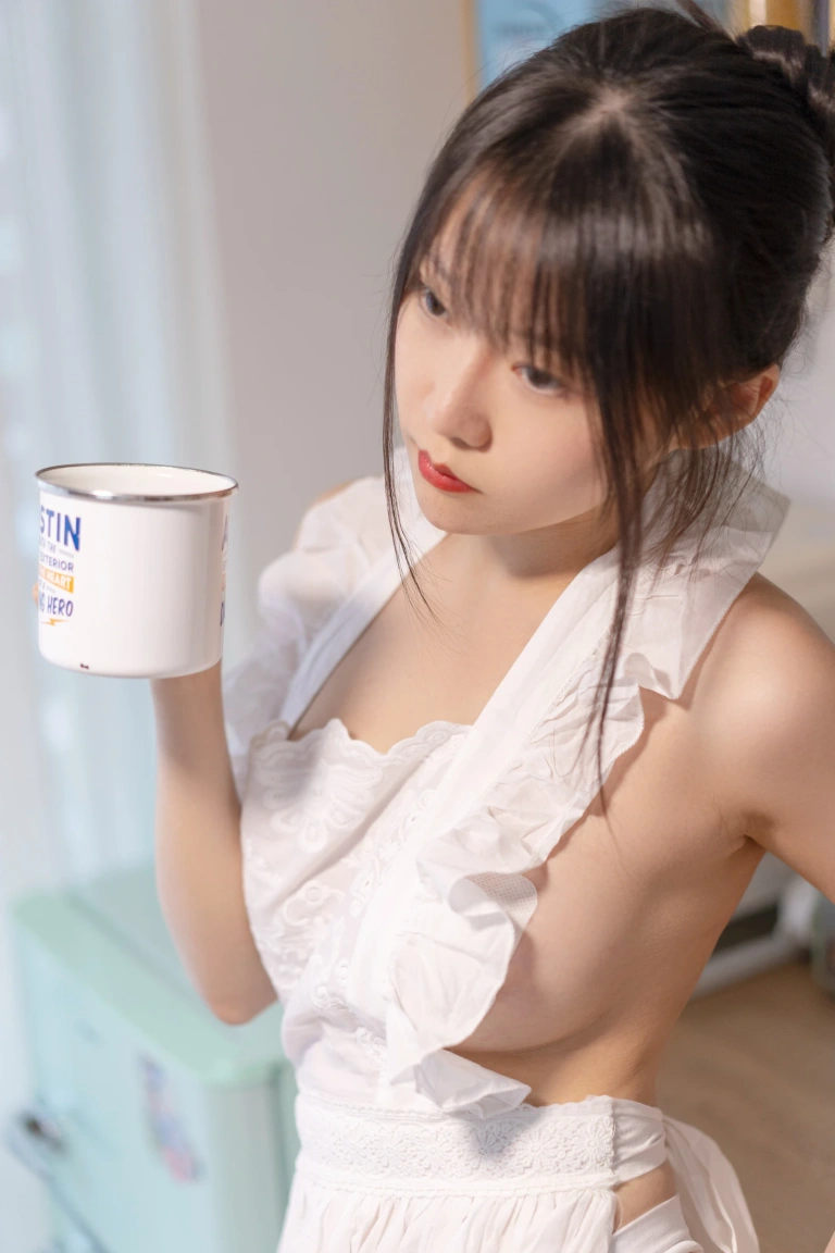 香草喵露露《厨娘》主题写真：55张全套美图，含1个视频