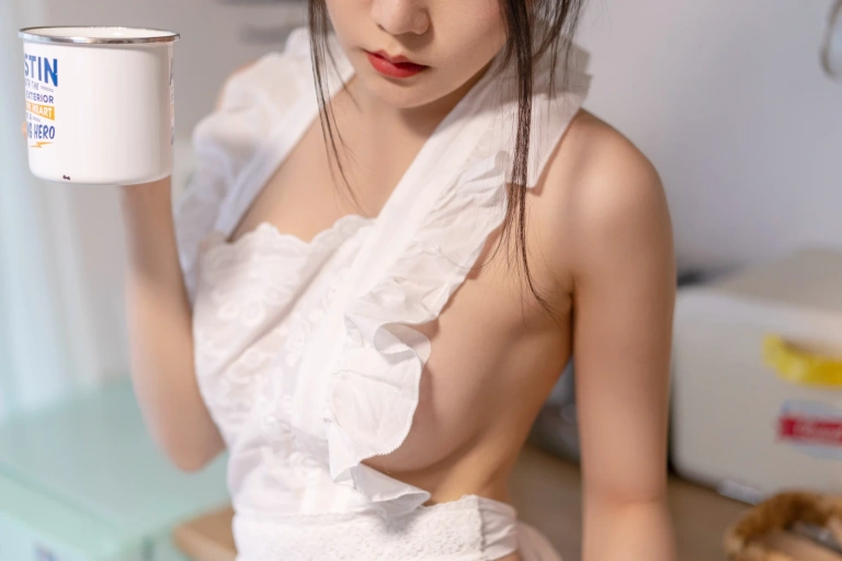 香草喵露露《厨娘》主题写真：55张全套美图，含1个视频