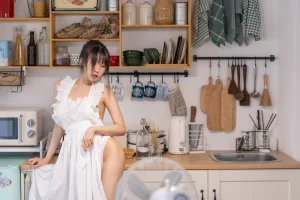 香草喵露露《厨娘》主题写真：55张全套美图，含1个视频