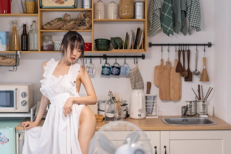 香草喵露露《厨娘》主题写真：55张全套美图，含1个视频