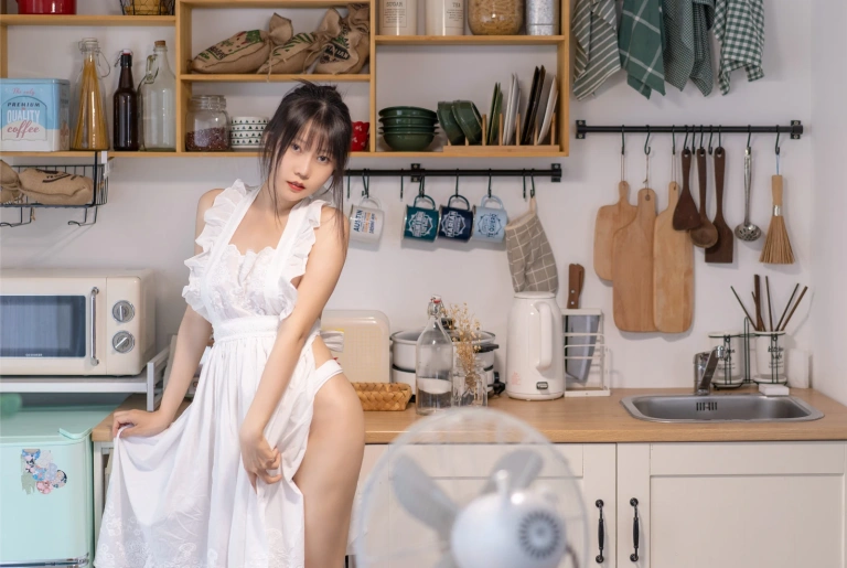 香草喵露露《厨娘》主题写真：55张全套美图，含1个视频