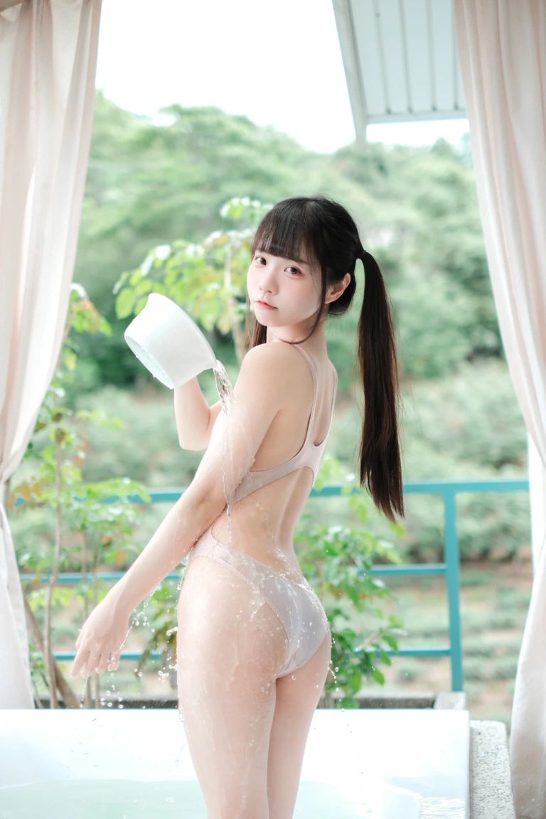 可可小白兔《在陽台做壞事的小兔兔》主题写真：68张全套美图