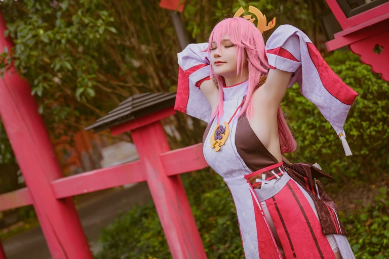 前羽《八重神子Cosplay集》主题写真：36张全套美图