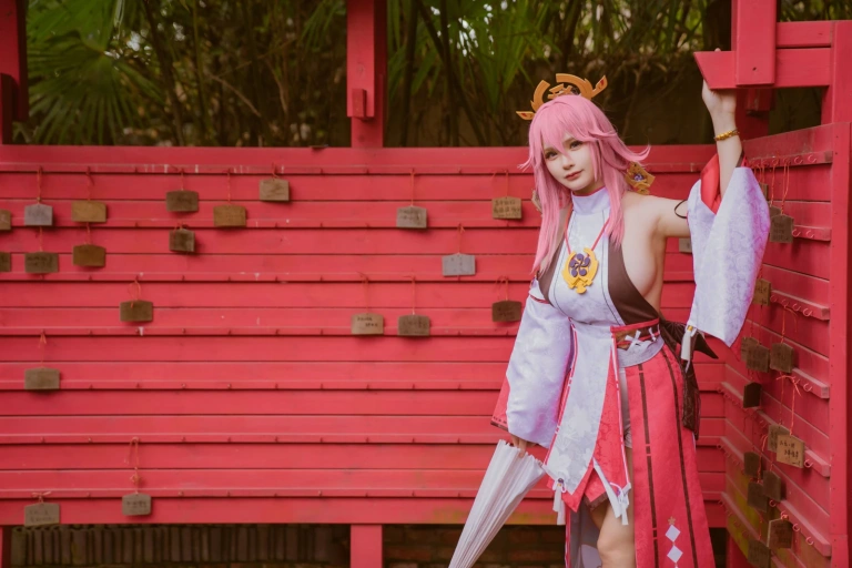 前羽《八重神子Cosplay集》主题写真：36张全套美图