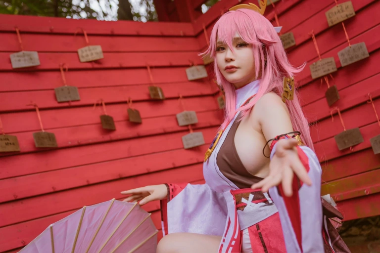 前羽《八重神子Cosplay集》主题写真：36张全套美图