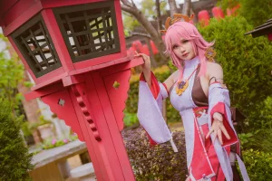 前羽《八重神子Cosplay集》主题写真：36张全套美图