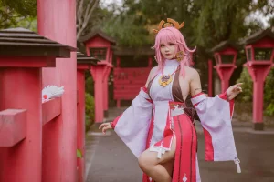 前羽《八重神子Cosplay集》主题写真：36张全套美图