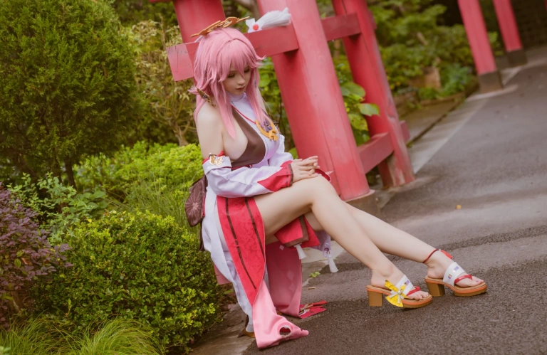 前羽《八重神子Cosplay集》主题写真：36张全套美图