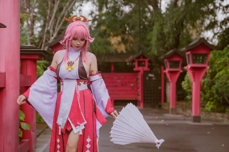 前羽《八重神子Cosplay集》主题写真：36张全套美图