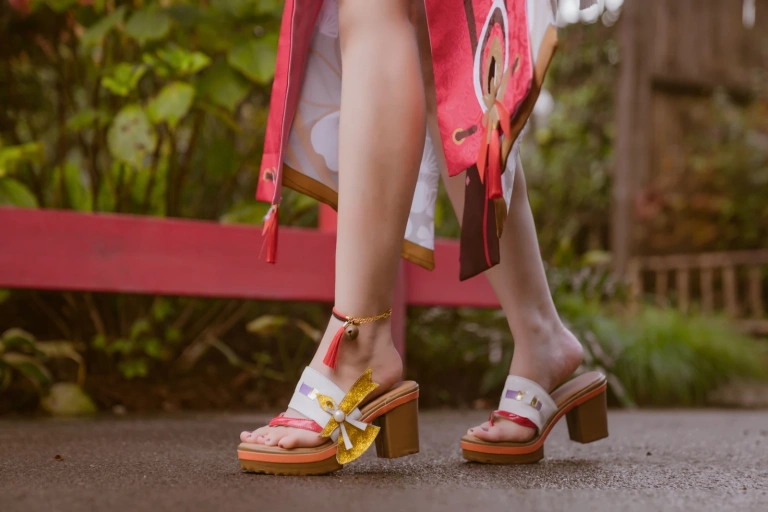 前羽《八重神子Cosplay集》主题写真：36张全套美图