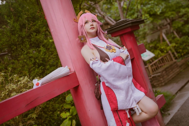 前羽《八重神子Cosplay集》主题写真：36张全套美图