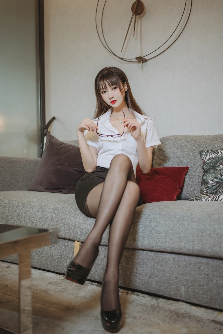 羽生三未《黑丝包臀OL》主题写真：40张全套美图