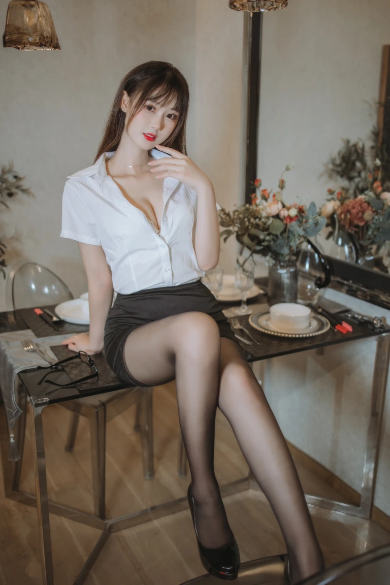 羽生三未《黑丝包臀OL》主题写真：40张全套美图