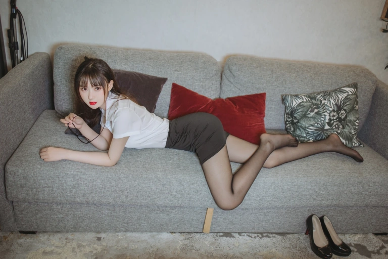 羽生三未《黑丝包臀OL》主题写真：40张全套美图
