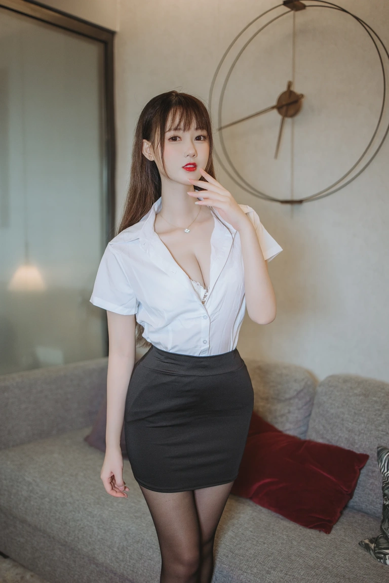 羽生三未《黑丝包臀OL》主题写真：40张全套美图