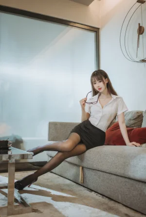 羽生三未《黑丝包臀OL》主题写真：40张全套美图