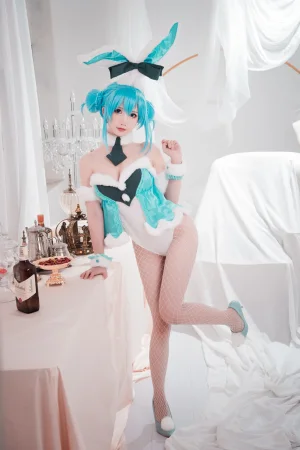 面饼仙儿《初音兔女郎》主题写真：17张全套美图