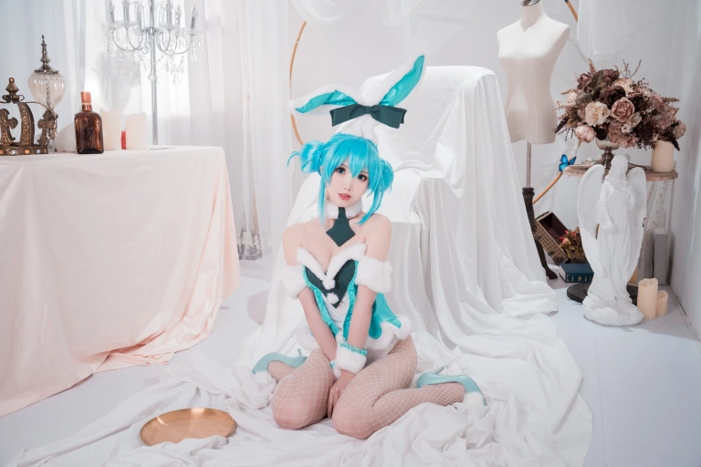 面饼仙儿《初音兔女郎》主题写真：17张全套美图