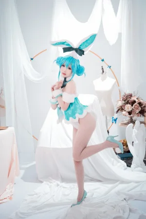 面饼仙儿《初音兔女郎》主题写真：17张全套美图