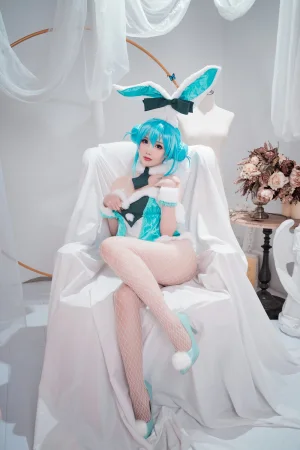 面饼仙儿《初音兔女郎》主题写真：17张全套美图