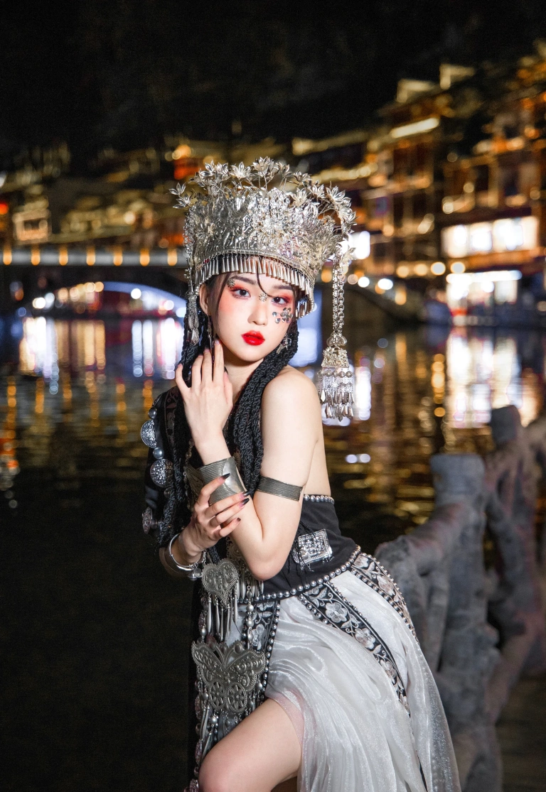 瓦斯塔亚小龙虾《苗疆女子》主题写真：18张全套美图