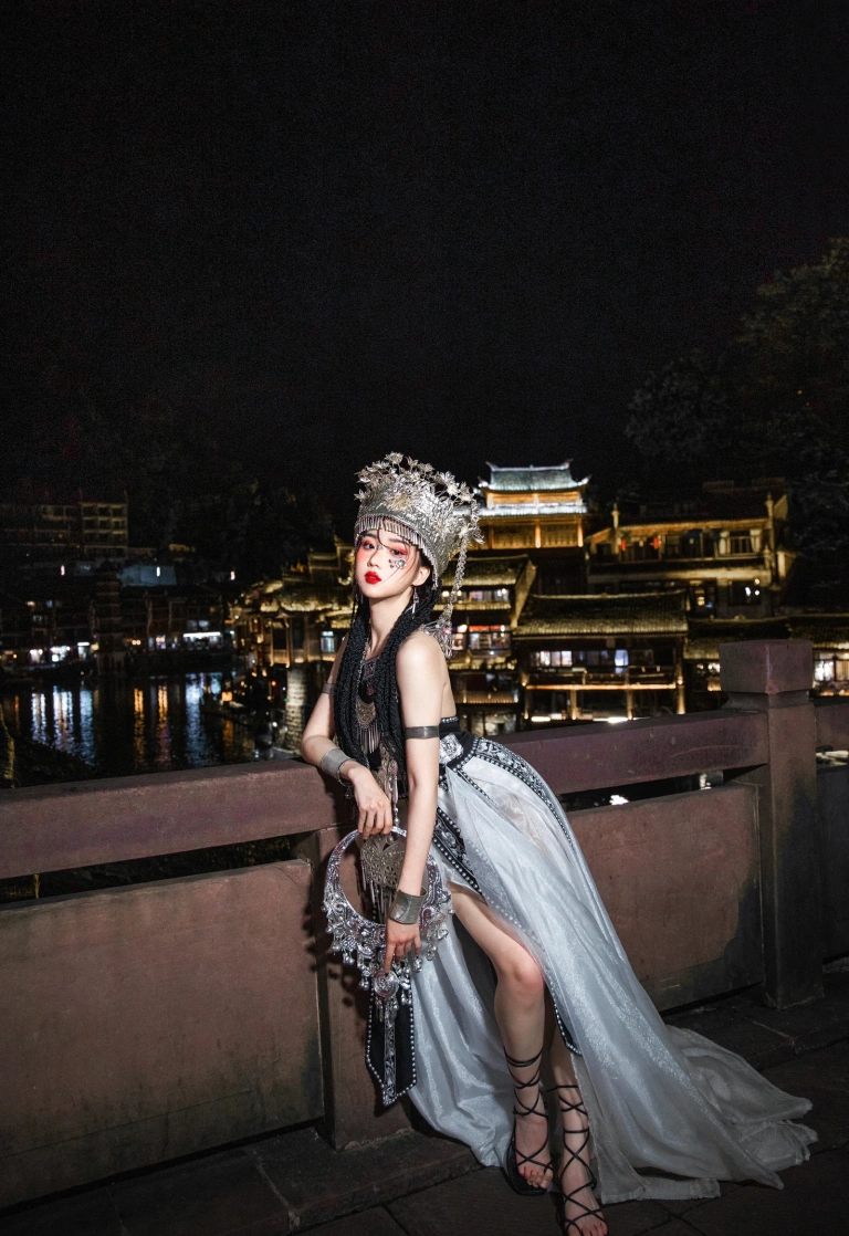 瓦斯塔亚小龙虾《苗疆女子》主题写真：18张全套美图