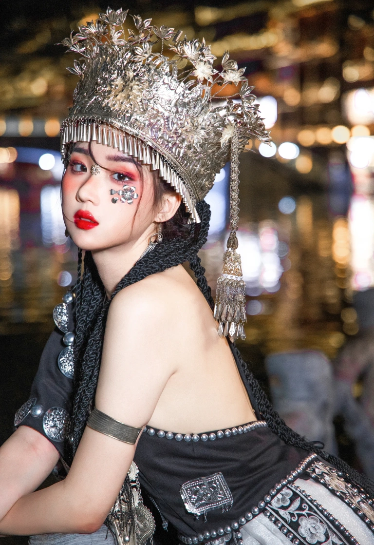 瓦斯塔亚小龙虾《苗疆女子》主题写真：18张全套美图