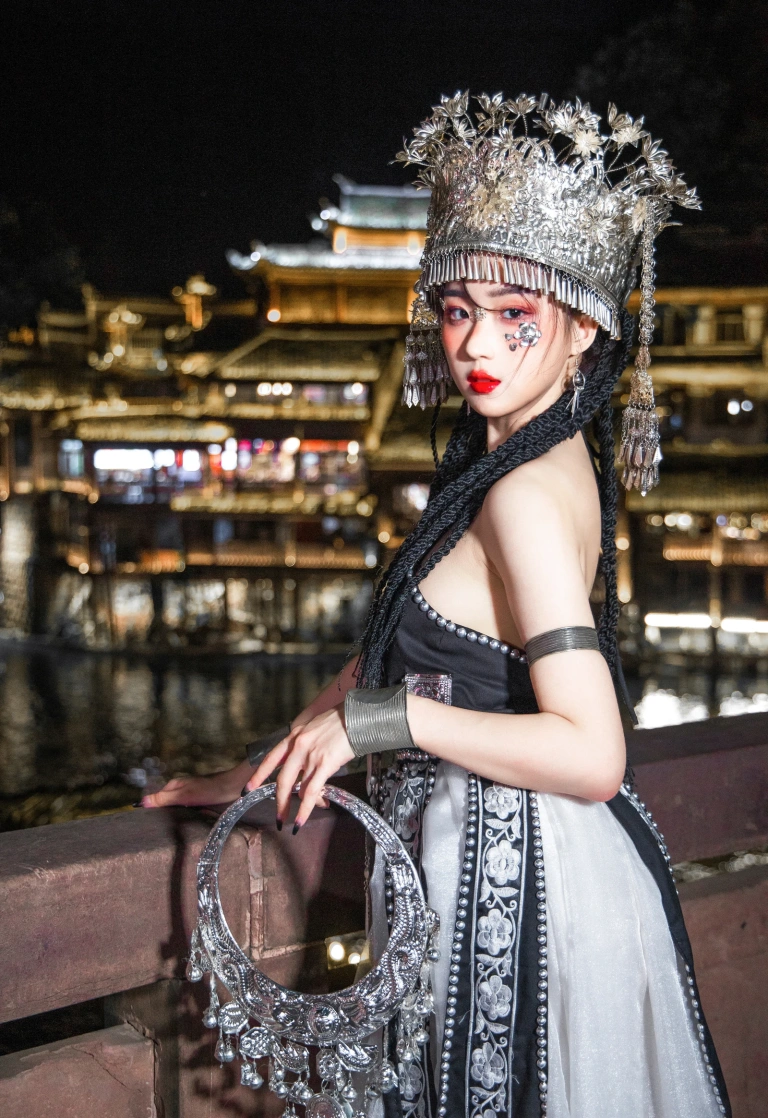 瓦斯塔亚小龙虾《苗疆女子》主题写真：18张全套美图