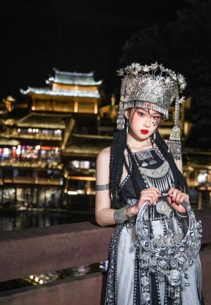 瓦斯塔亚小龙虾《苗疆女子》主题写真：18张全套美图