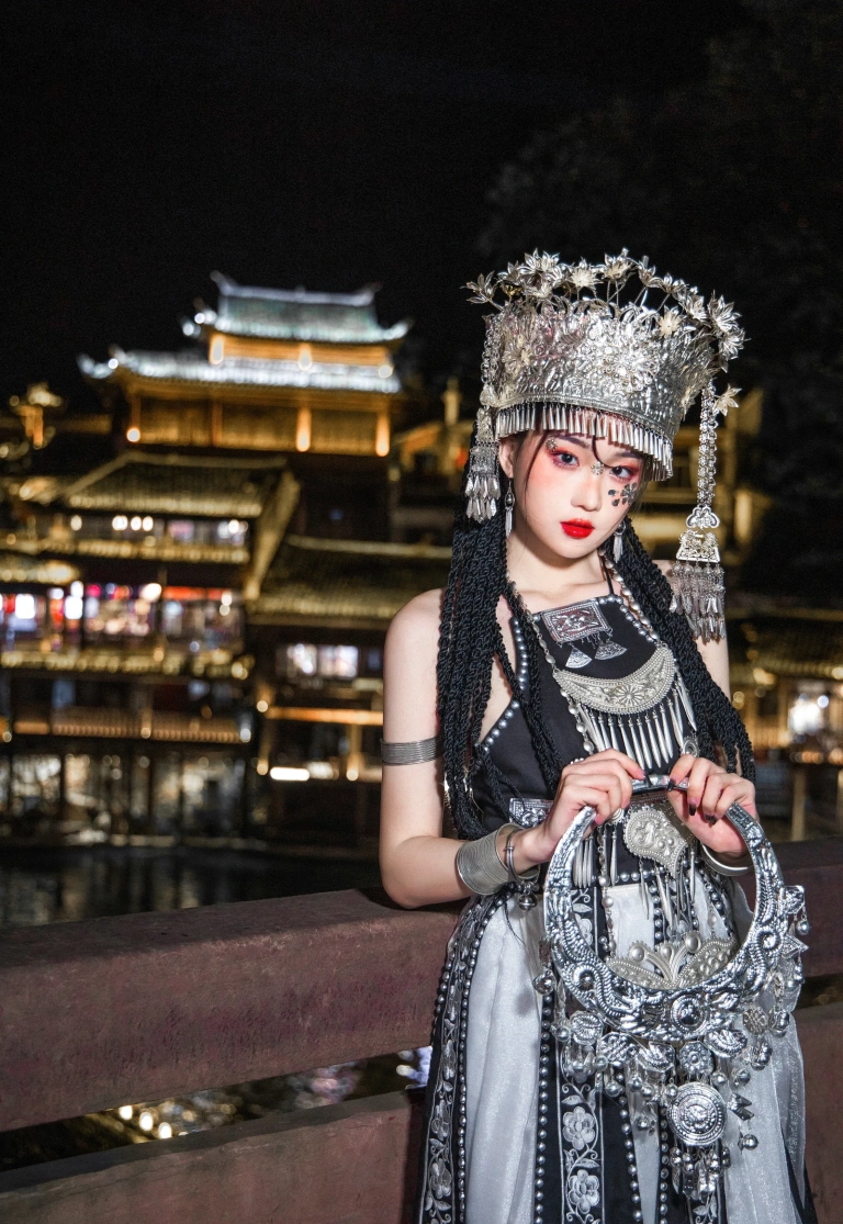 瓦斯塔亚小龙虾《苗疆女子》主题写真：18张全套美图