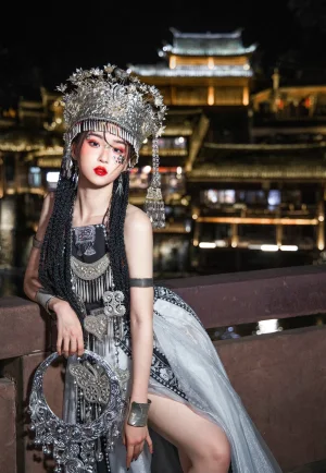 瓦斯塔亚小龙虾《苗疆女子》主题写真：18张全套美图
