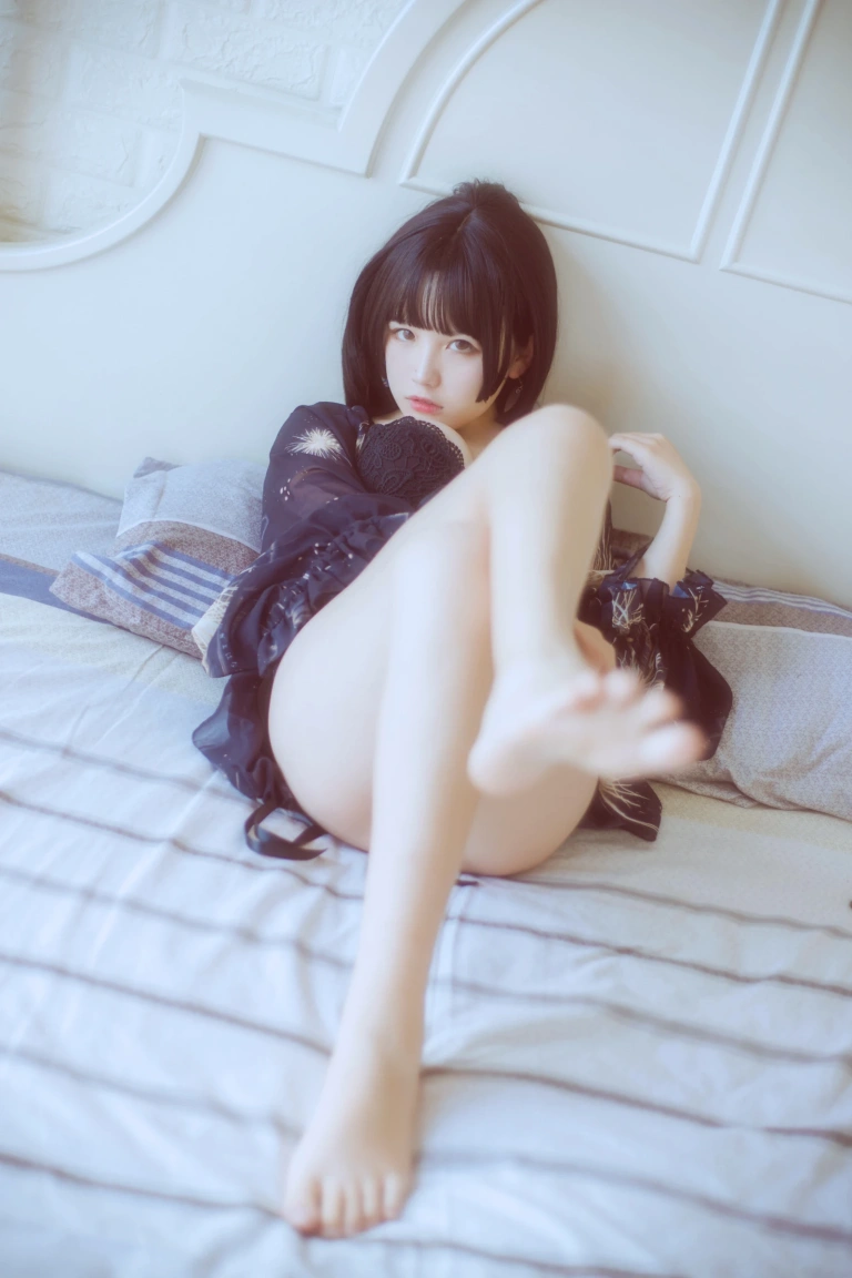 阿半今天很开心《黑色吊带》主题写真：23张全套美图