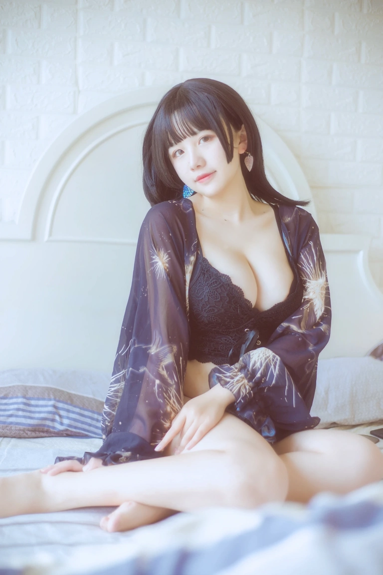 阿半今天很开心《黑色吊带》主题写真：23张全套美图